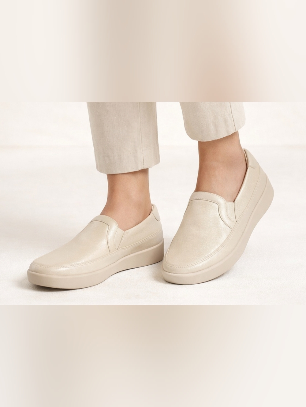 SAS cream slip-on comfort shoes in women’s size 7.